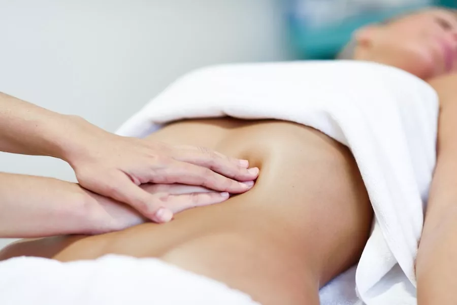 Lomi Lomi – sanfte Bauch-Massage mit Händen