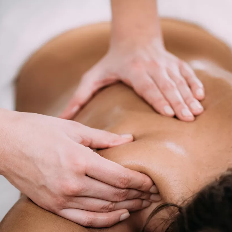 Lomi Lomi Massage mit fliessenden Handbewegungen