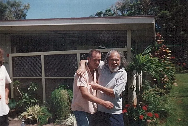 Roland Hüppi zusammen mit Kahu Abraham während der Ausbildung in Hawaii